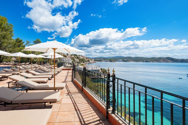 Außenpool, Pool auf dem Dach, Sonnenschirme, Liegestühle