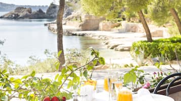 Daily full breakfast (EUR 19 per person)
