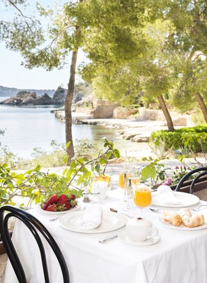 Petit déjeuner complet (19 EUR par personne)