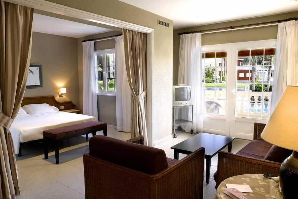 In-room safe, cribs (free), WiFi, bed sheets