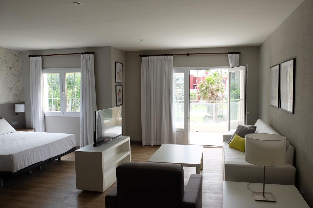 in-room safe, free cots/infant beds, wifi, bed sheets