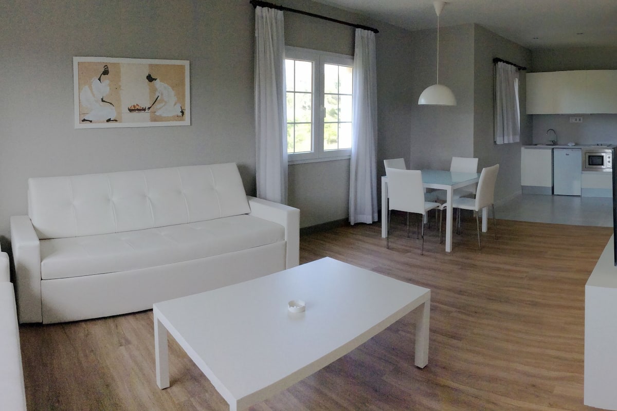 in-room safe, free cots/infant beds, wifi, bed sheets