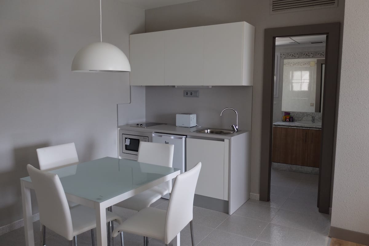 fridge, cookware/dishes/utensils