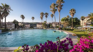 2 outdoor pools, sun loungers