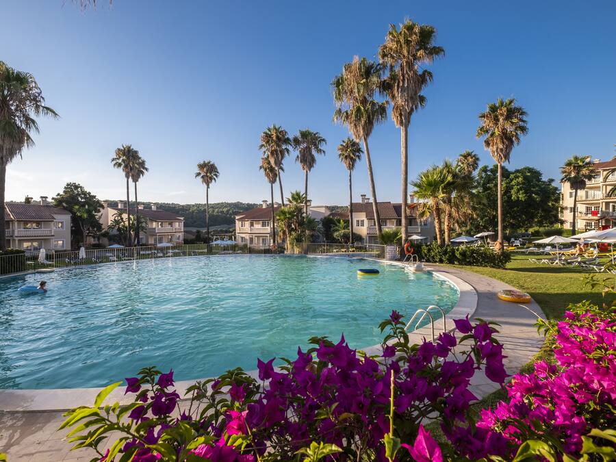 2 outdoor pools, sun loungers