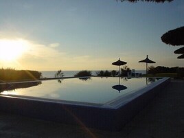 Piscina externa, guarda-sóis, espreguiçadeiras