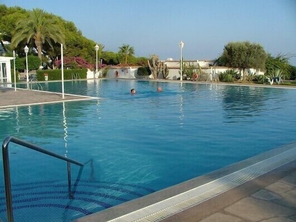 Outdoor pool, pool umbrellas, sun loungers