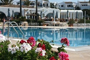 Outdoor pool, pool umbrellas, sun loungers - Apartamentos Parque Mar (Santanyi)