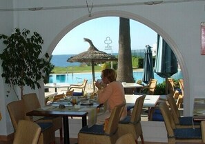 Breakfast, lunch and dinner served - Apartamentos Parque Mar (Santanyi)