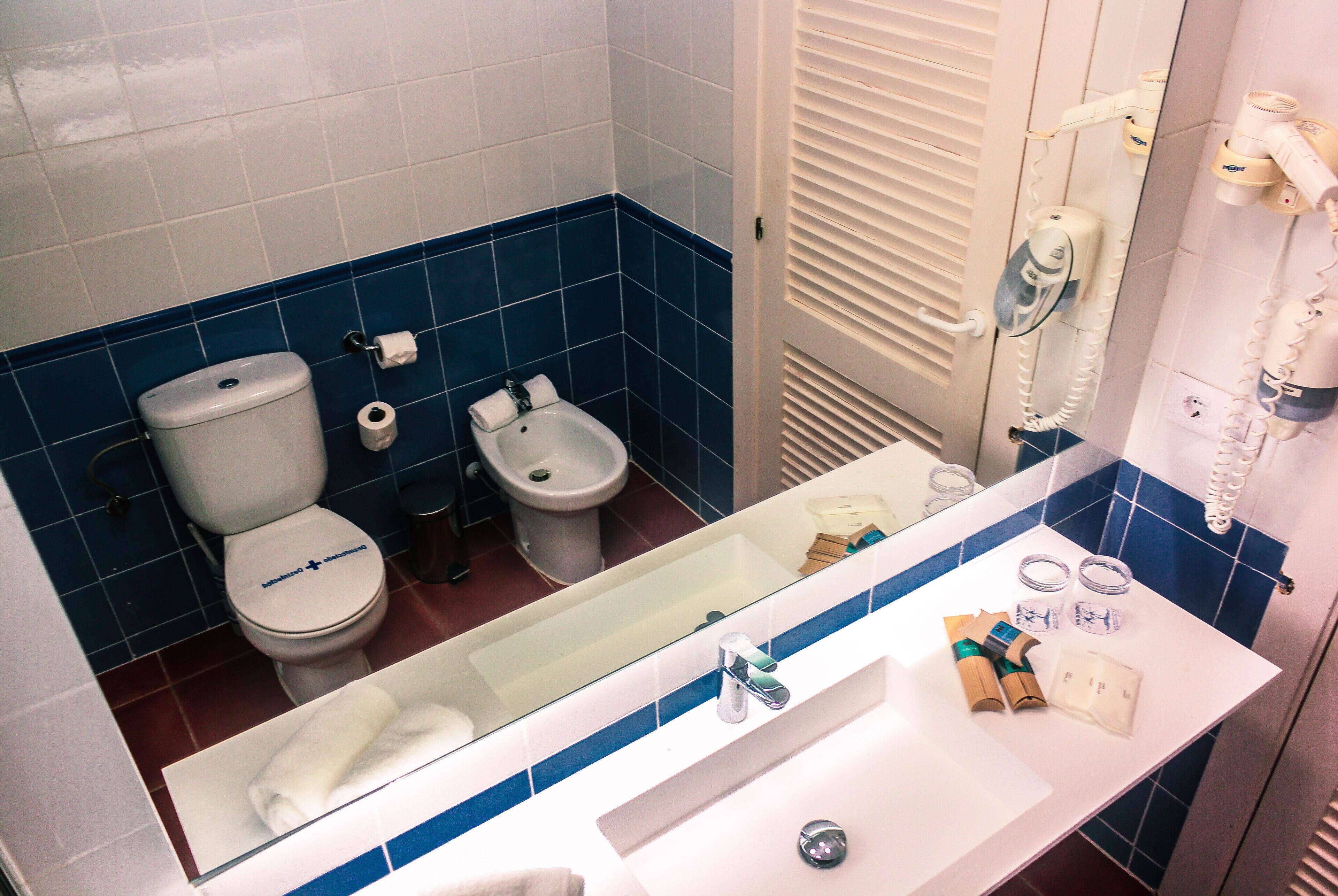 combined shower/bathtub, hair dryer, towels