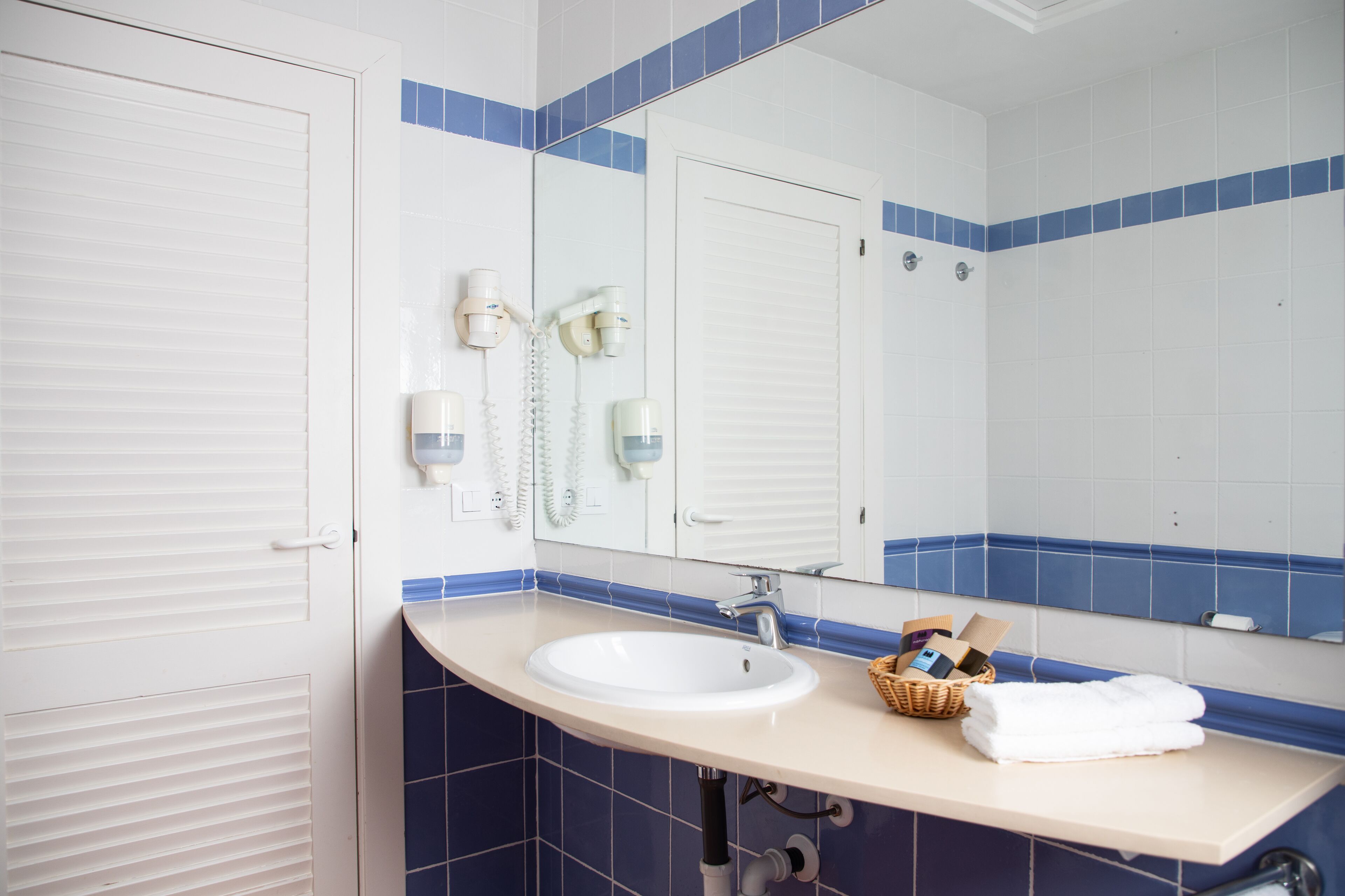 combined shower/bathtub, hair dryer, towels