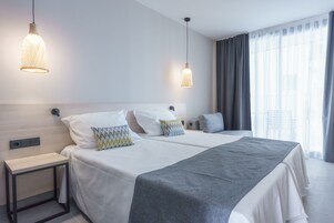 Minibar, escritorio, cortinas opacas y sistema de insonorización