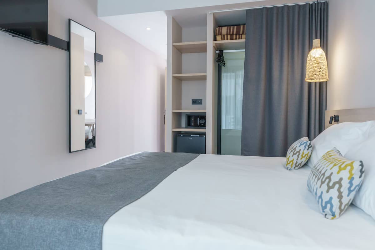 Een minibar, een bureau, verduisterende gordijnen, geluiddichte muren