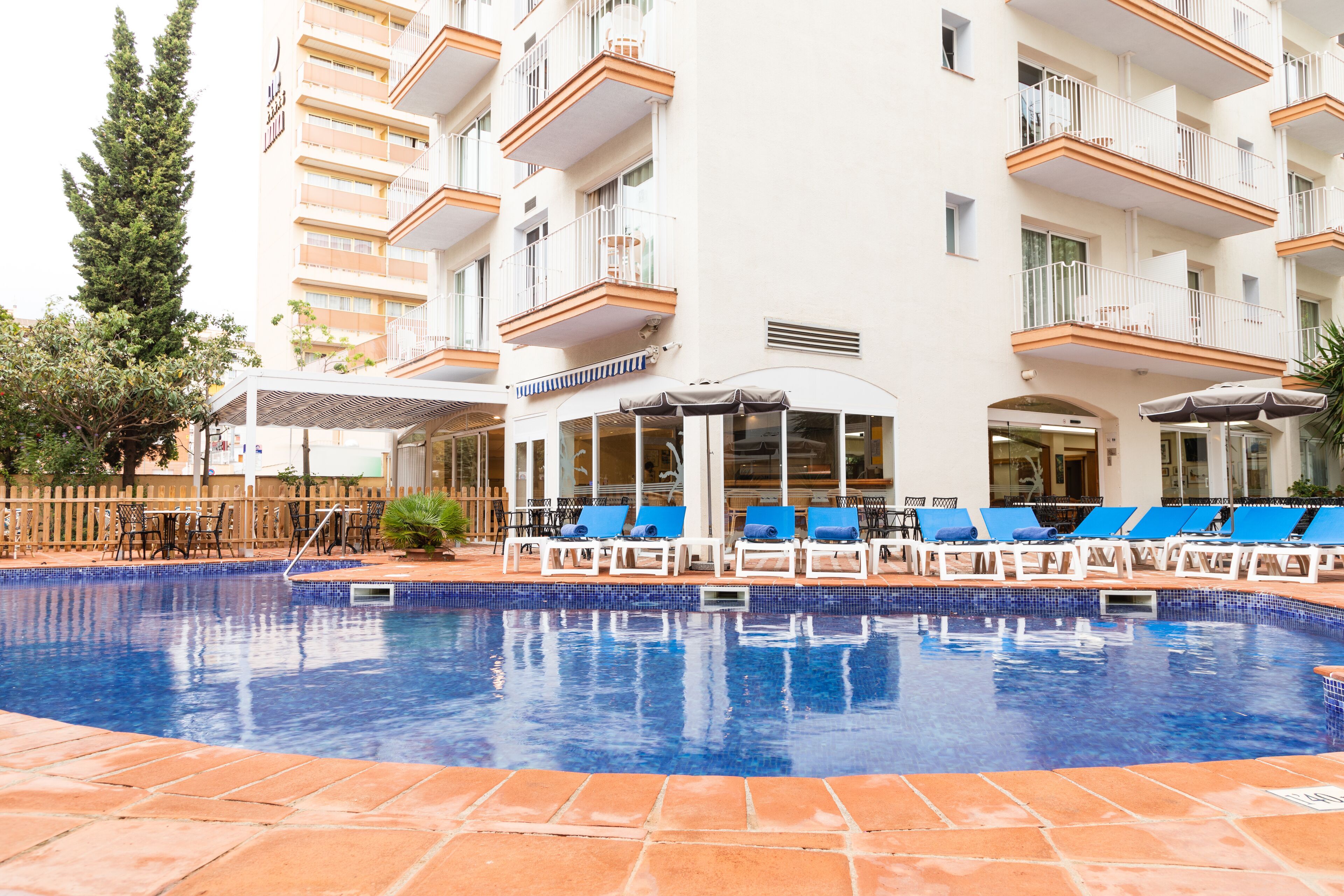 indoor pool, 2 outdoor pools, pool loungers