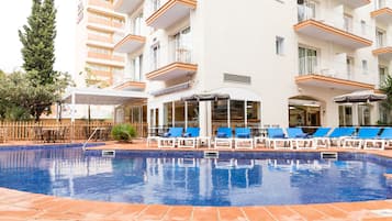 Piscine couverte, 2 piscines extérieures, chaises longues