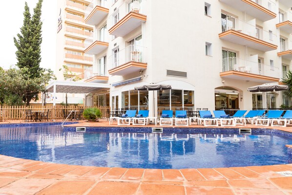 Indoor pool, 2 outdoor pools, pool loungers