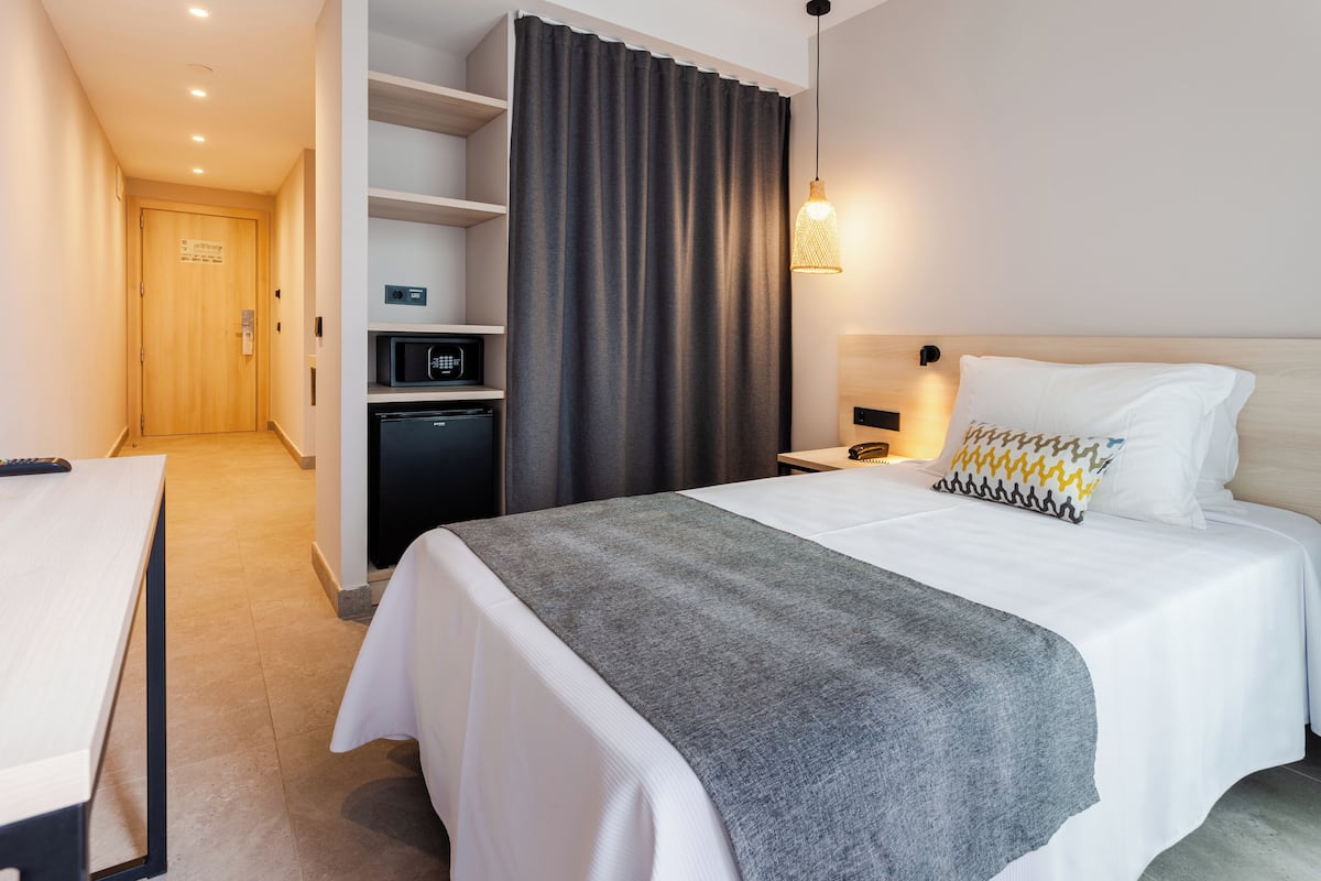 Comfort eenpersoonskamer | Een minibar, een bureau, verduisterende gordijnen, geluiddichte muren
