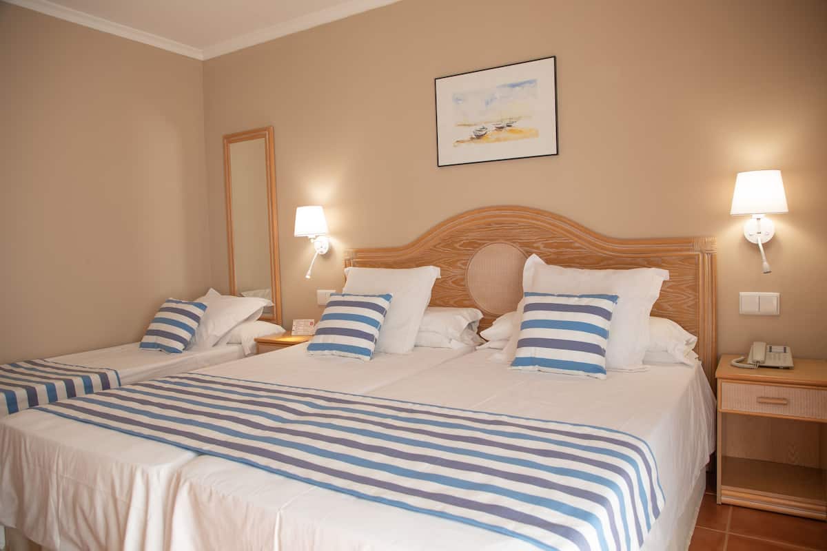 Tremannsrom – premium (Spa Acces) | Minibar, skrivebord, blendingsgardiner og lydisolert