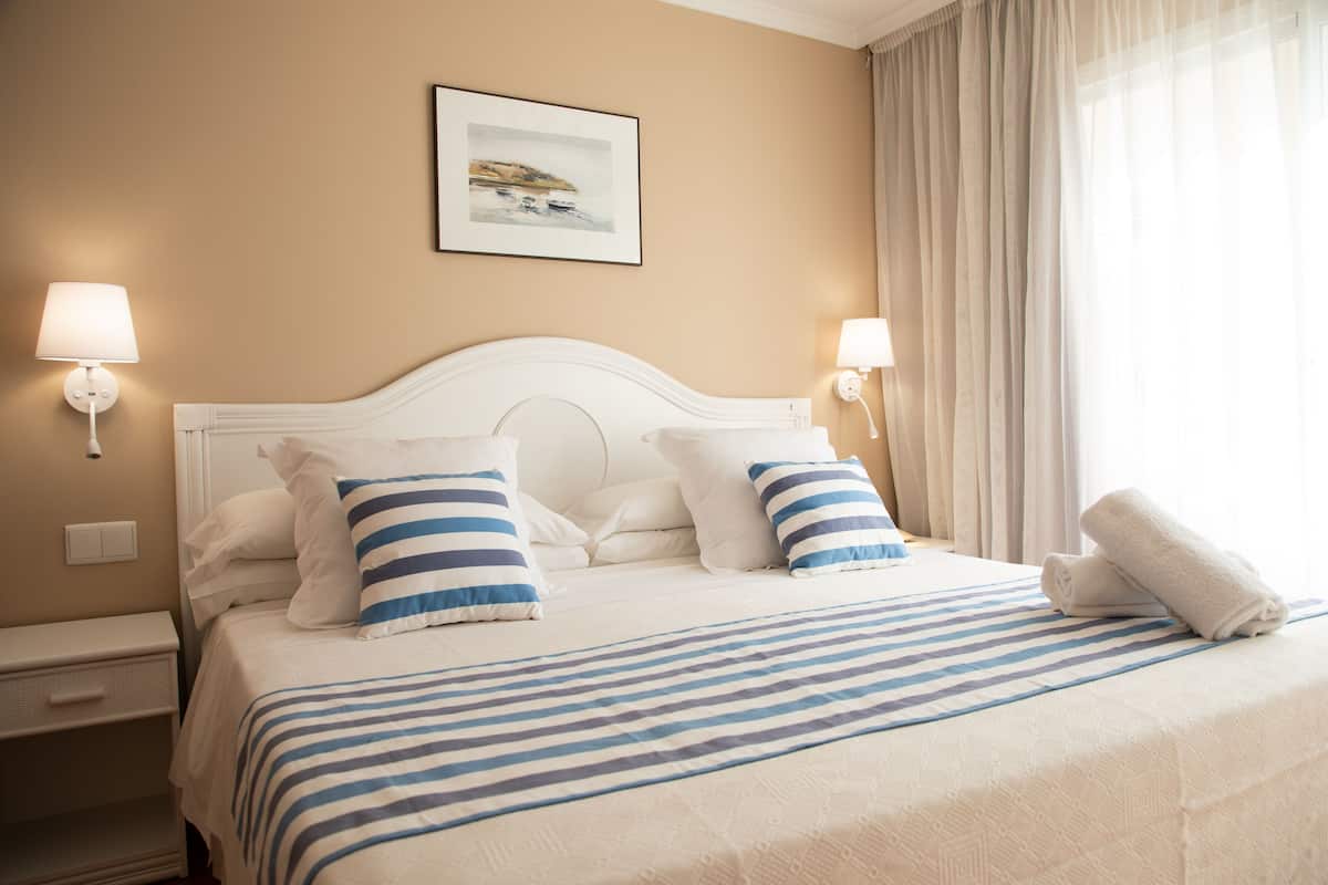 Premium tweepersoonskamer, voor 1 persoon (Spa Acces) | Een minibar, een bureau, verduisterende gordijnen, geluiddichte muren