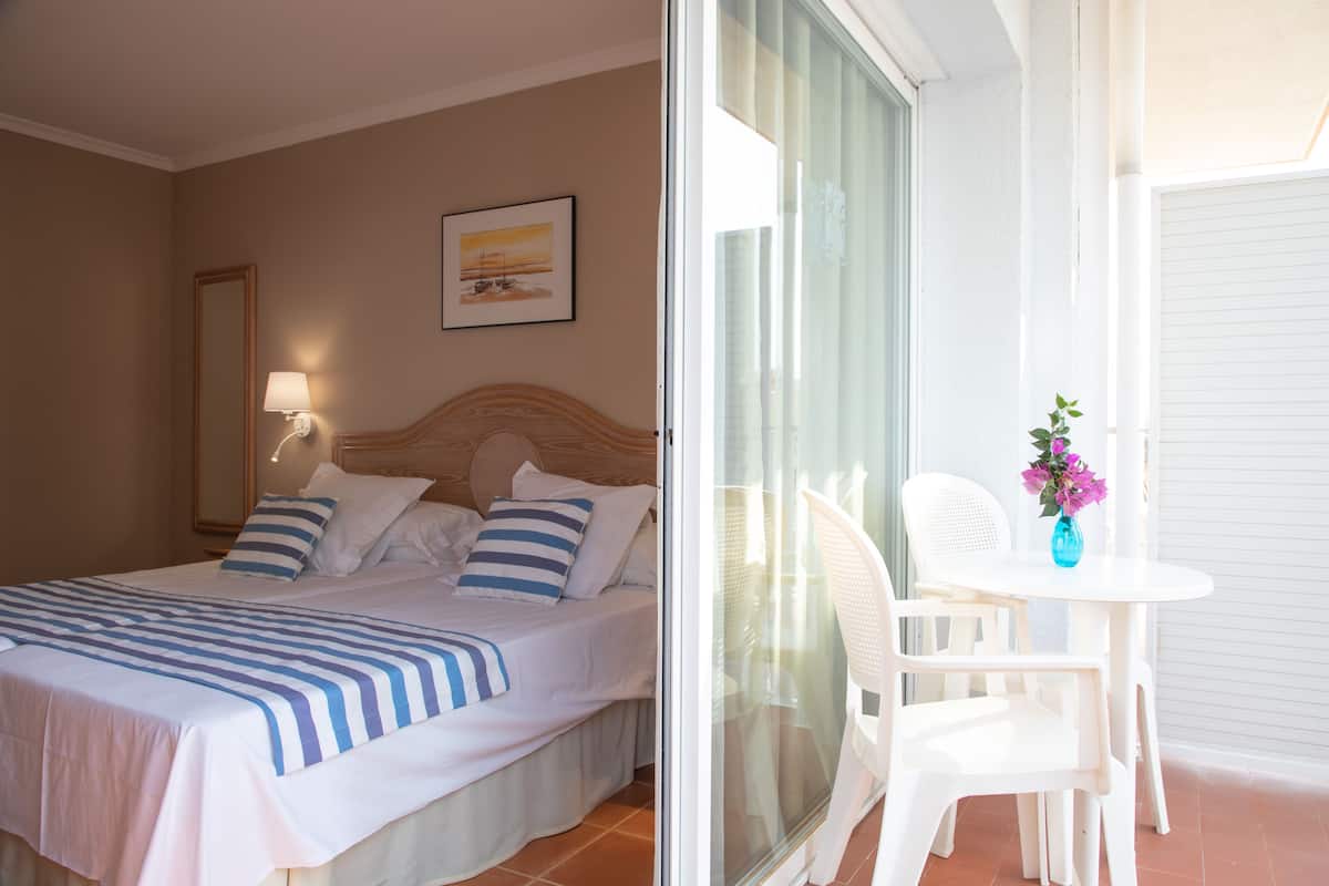 Een minibar, een bureau, verduisterende gordijnen, geluiddichte muren