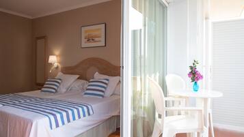 Een minibar, een bureau, verduisterende gordijnen, geluiddichte muren