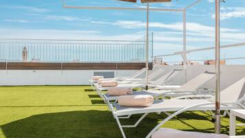 Een binnenzwembad, 2 buitenzwembaden en ligstoelen