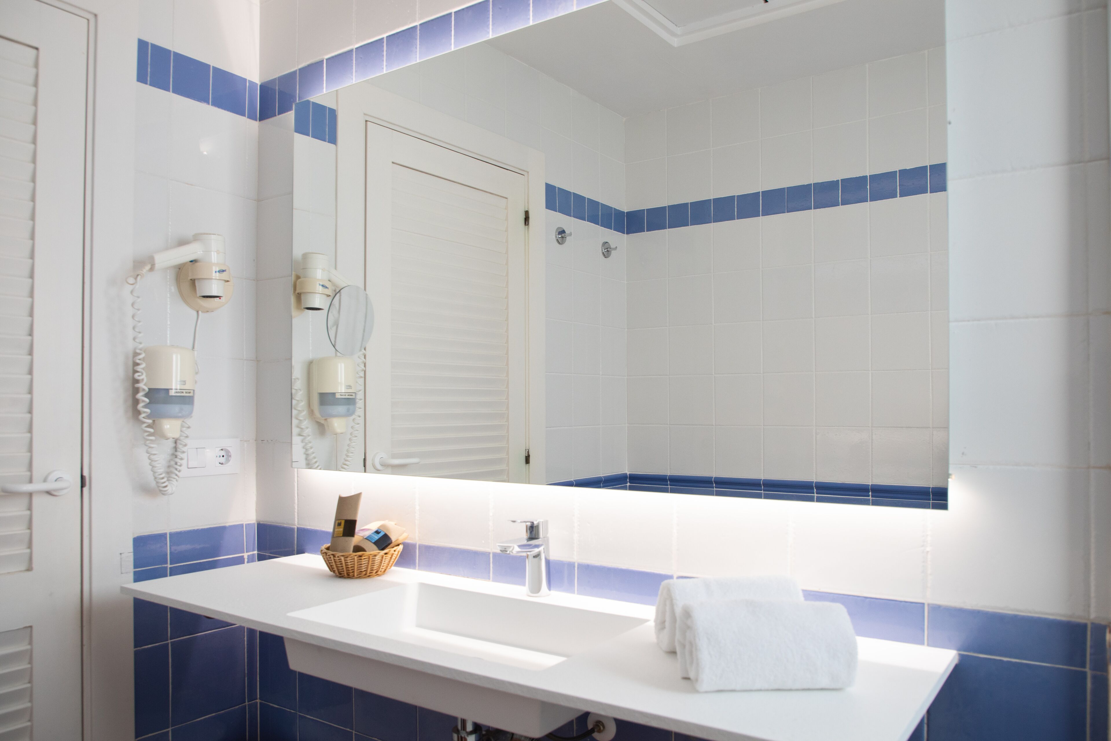 premium triple room (spa acces) | bathroom | combined shower/bathtub, hair dryer, towels