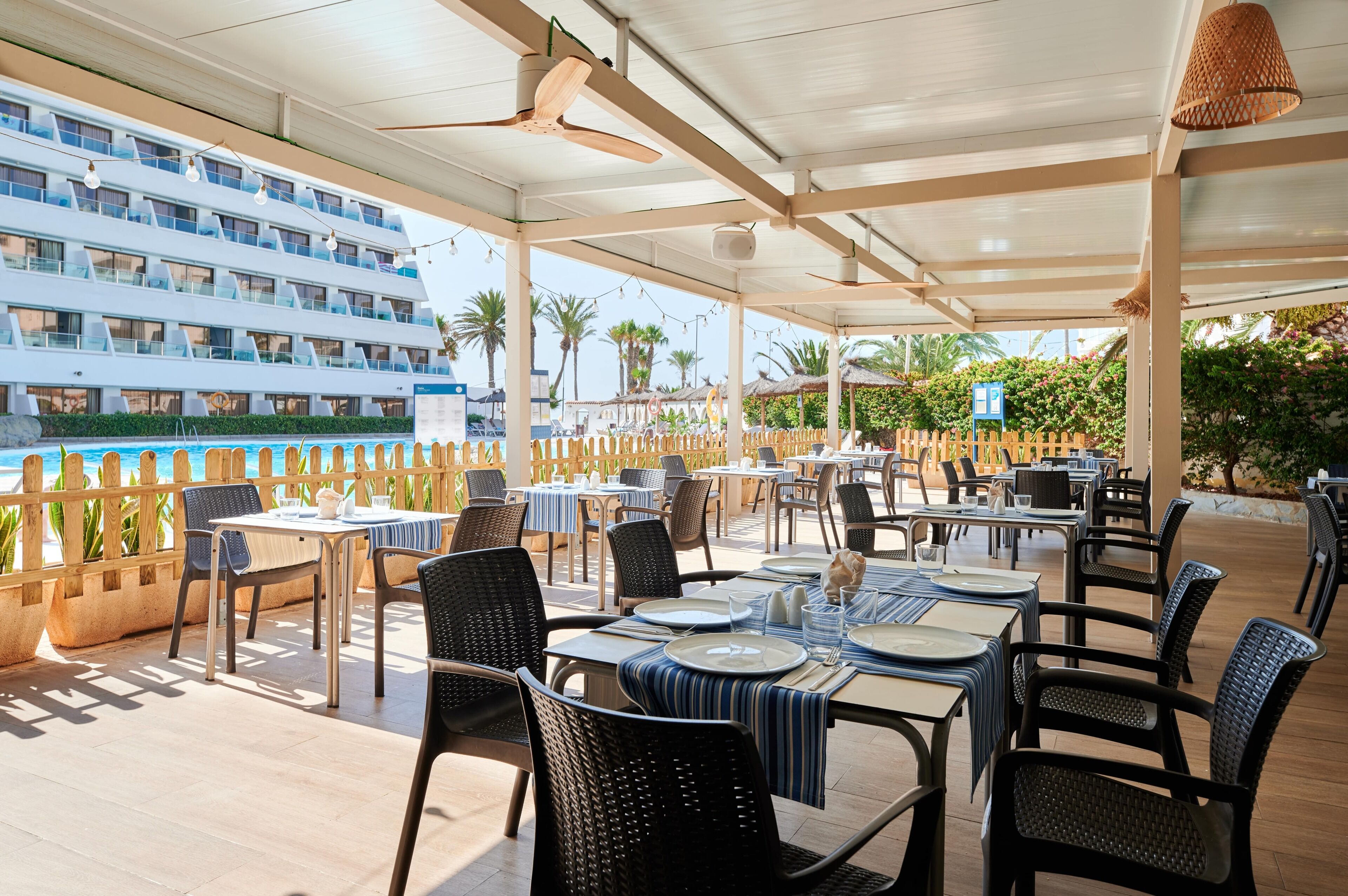2 restaurantes; se sirven desayunos, comidas y cenas