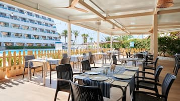 2 restaurantes; se sirven desayunos, comidas y cenas