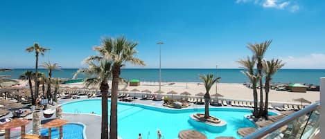2 piscines extérieures, parasols de plage, chaises longues