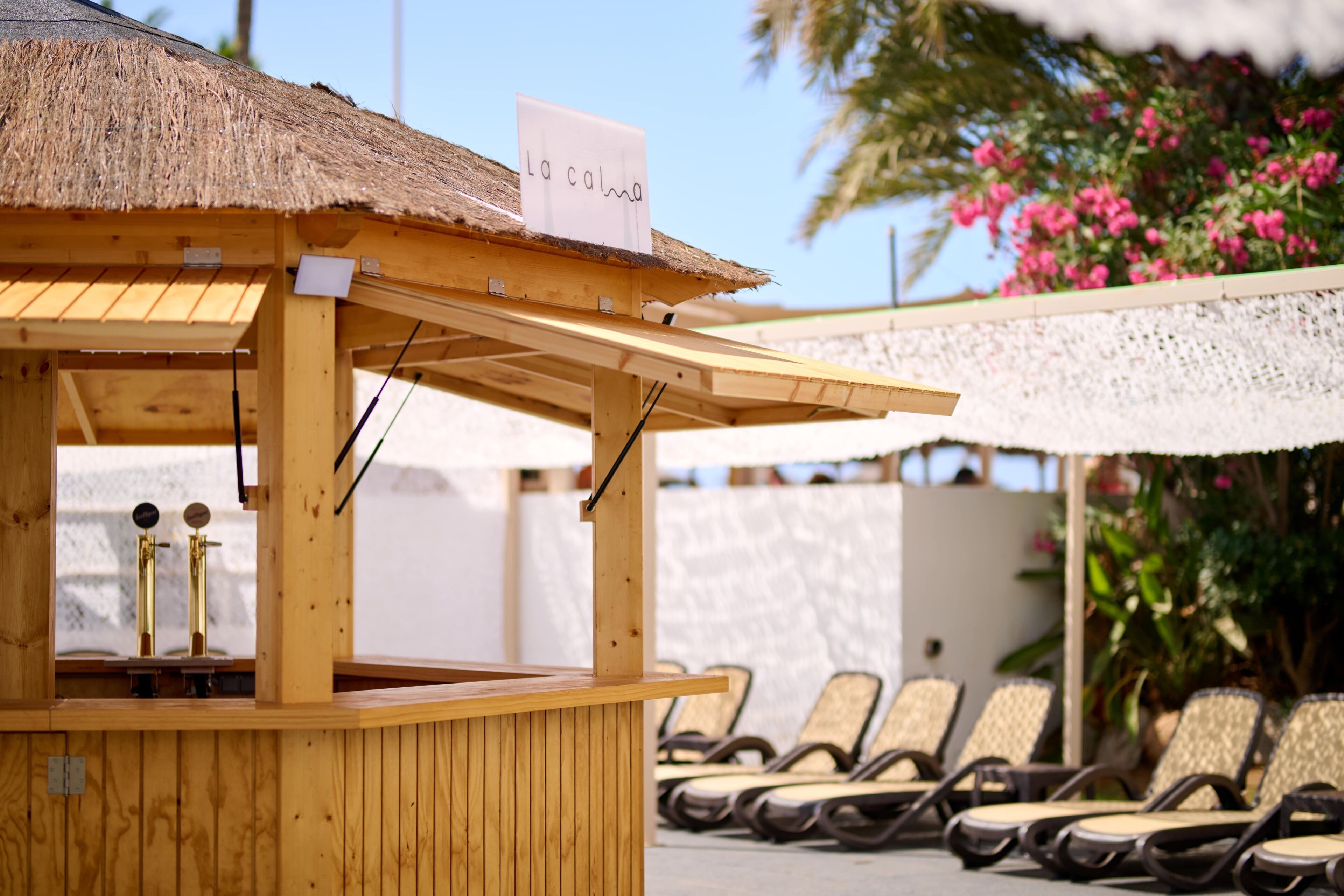 3 bars/lounges, lobby lounge