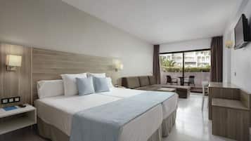 Una habitación de hotel moderna con una cama grande, un sofá, un escritorio y un balcón con vistas.