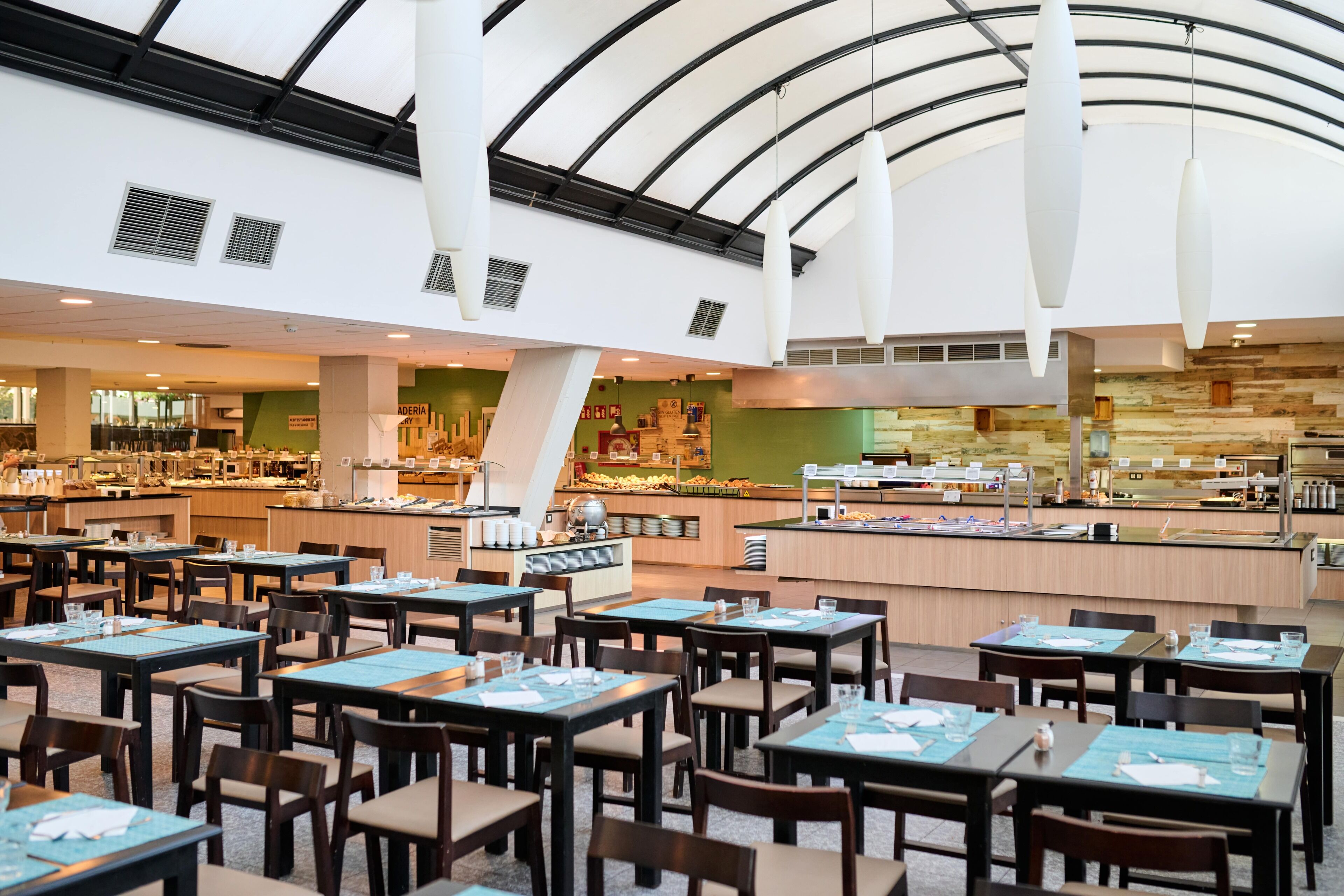 2 restaurants servant le petit déjeuner, le déjeuner et le dîner
