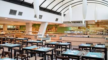 2 restaurants servant le petit déjeuner, le déjeuner et le dîner
