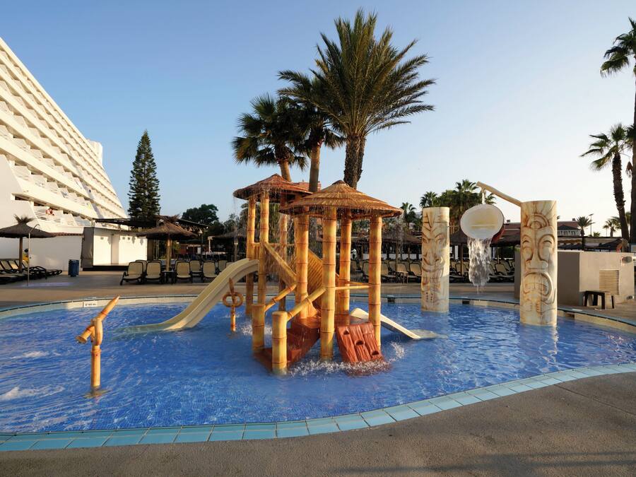 2 piscinas al aire libre, sombrillas, sillones reclinables de piscina