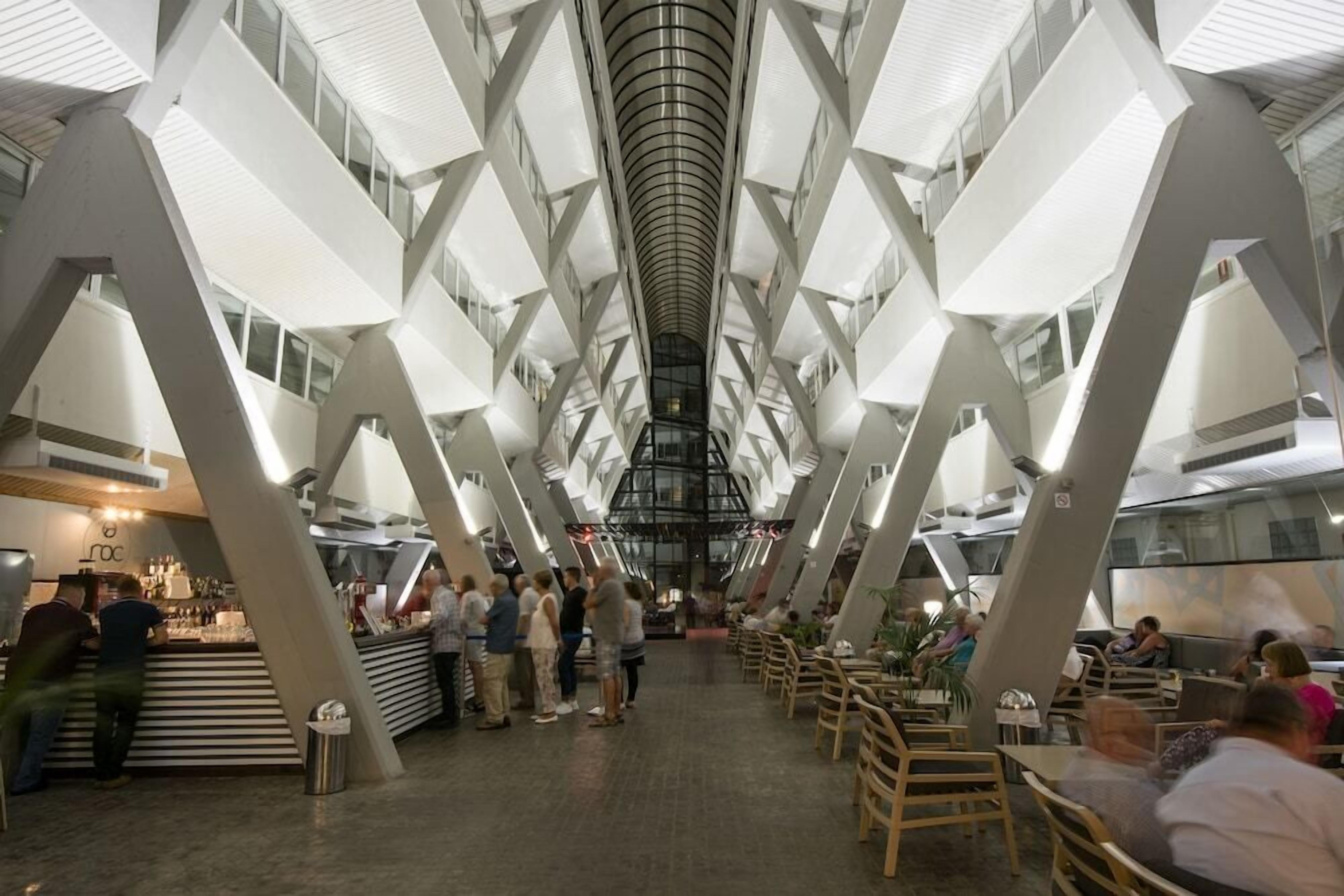 2 restaurantes; se sirven desayunos 