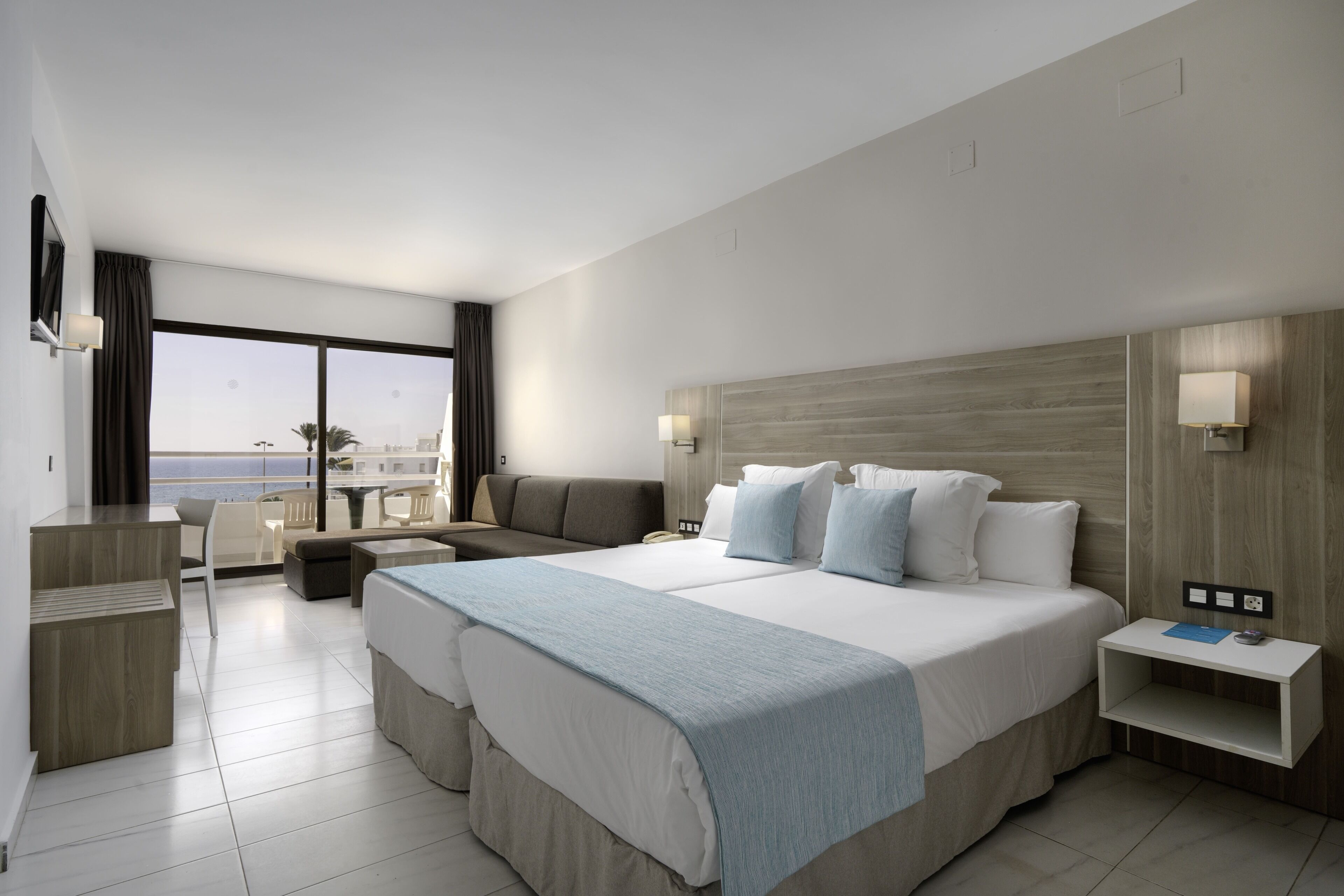 Escritorio, cortinas blackout, wifi gratis y ropa de cama 