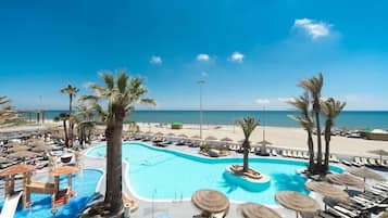 2 piscines a l'aire lliure, para-sols i gandules