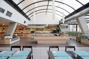 2 restaurantes; se sirven desayunos, almuerzos y cenas