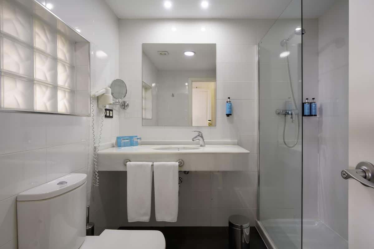 Shower, towels