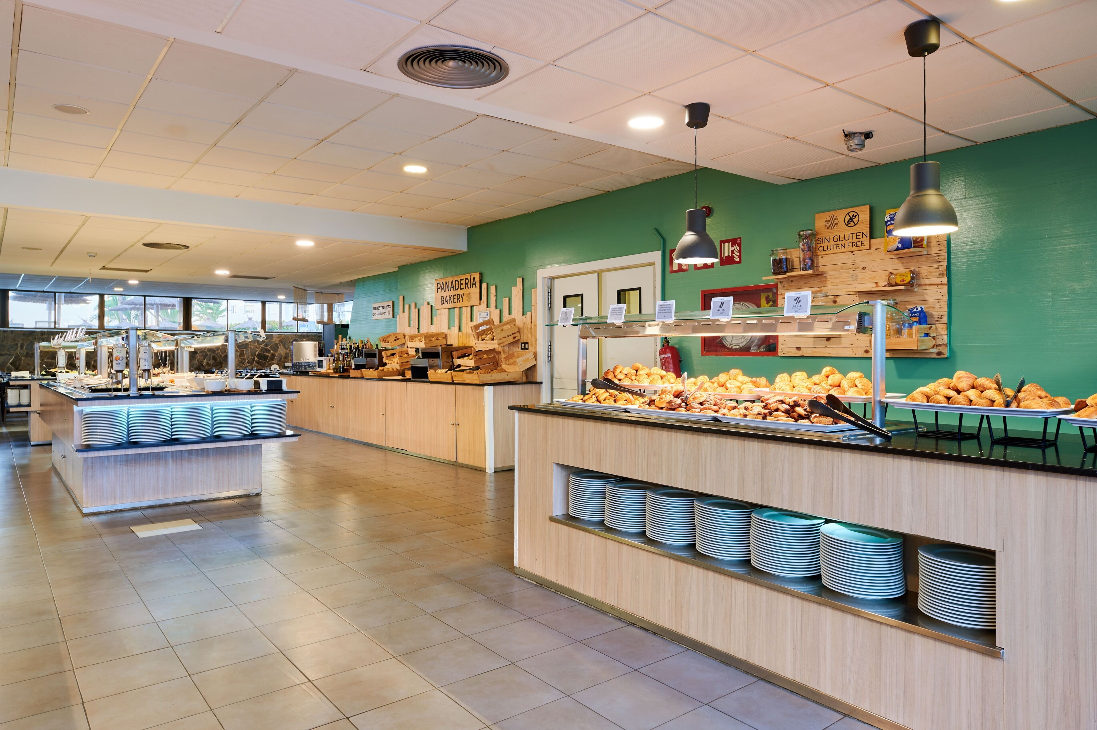 2 restaurants; breakfast, lunch, and dinner served