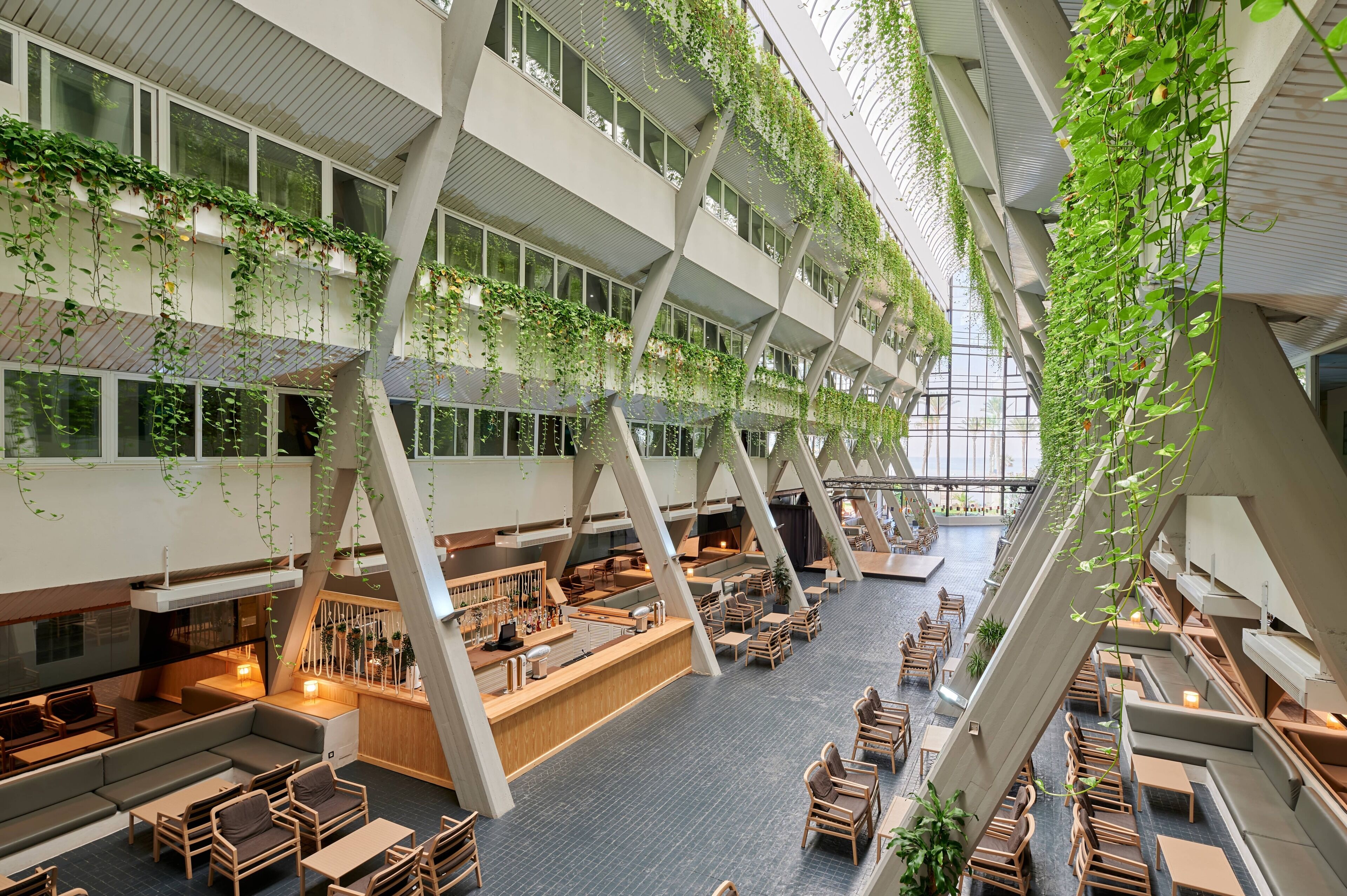 3 bars/lounges, lobby lounge