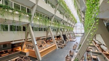 3 bars/lounges, lobby lounge