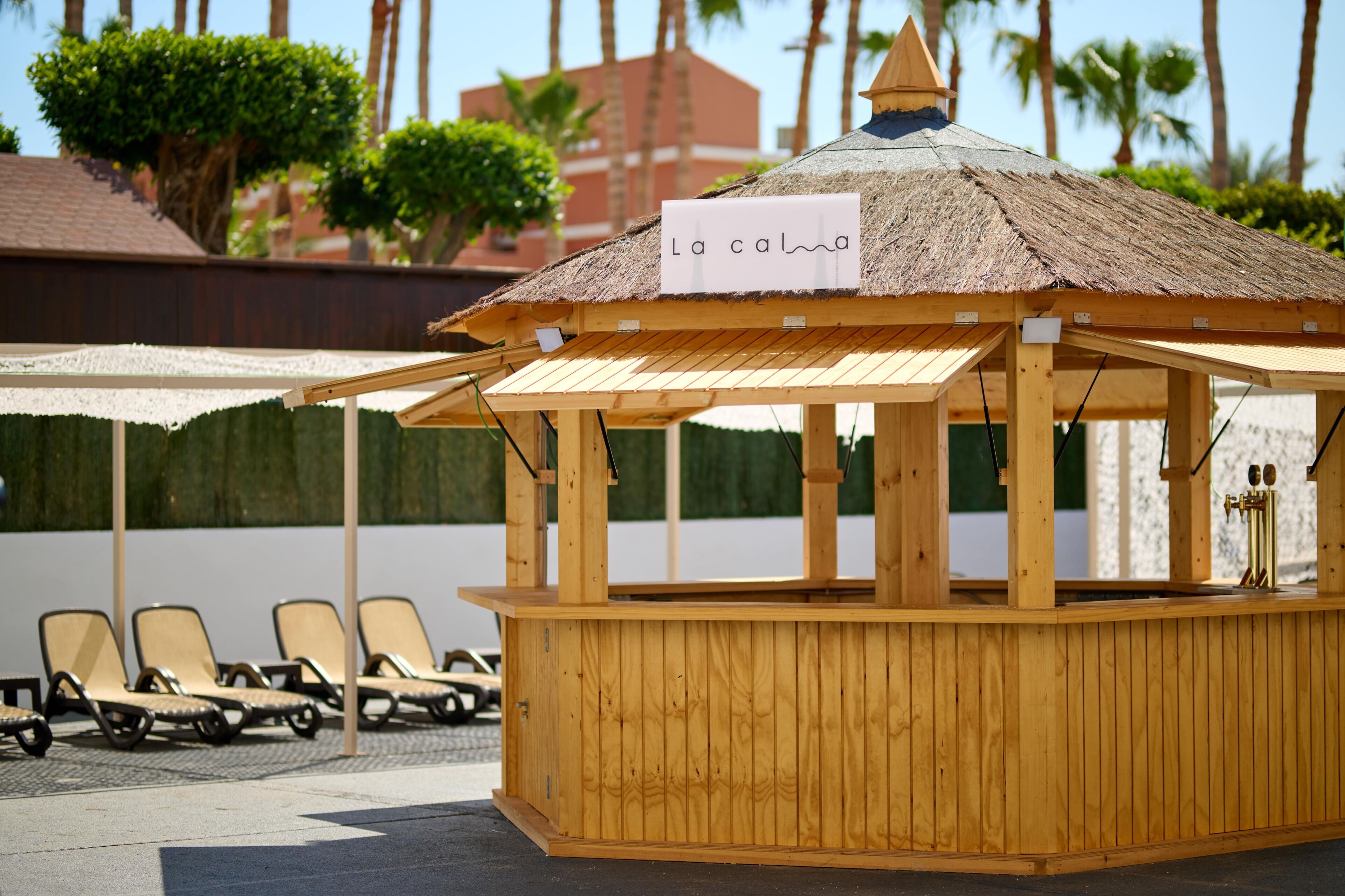 3 bars/lounges, lobby lounge