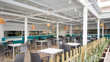 3 bares y 1 salón en el vestíbulo