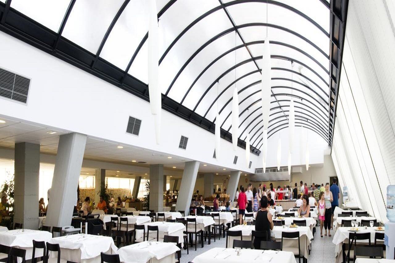 2 restaurants, breakfast served