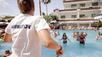 Una piscina al aire libre, sombrillas, tumbonas