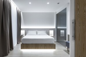 In-room safe, desk, laptop workspace, blackout curtains - Hotel Indalo Park (Santa Susanna)