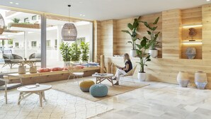 Una sala de estar moderna con un ventanal grande, detalles de madera y diferentes opciones de asientos.