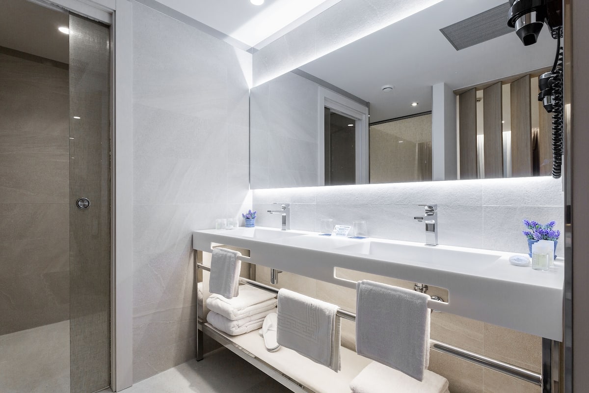 deep-soaking bathtub, free toiletries, hair dryer, towels